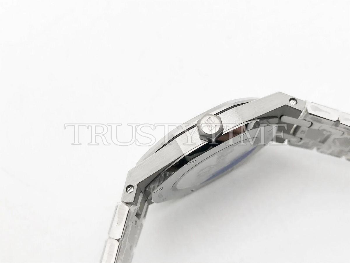 Копия часов Audemars Piguet Royal Oak Ladies 33mm 67651IP.ZZ.1261IP.01