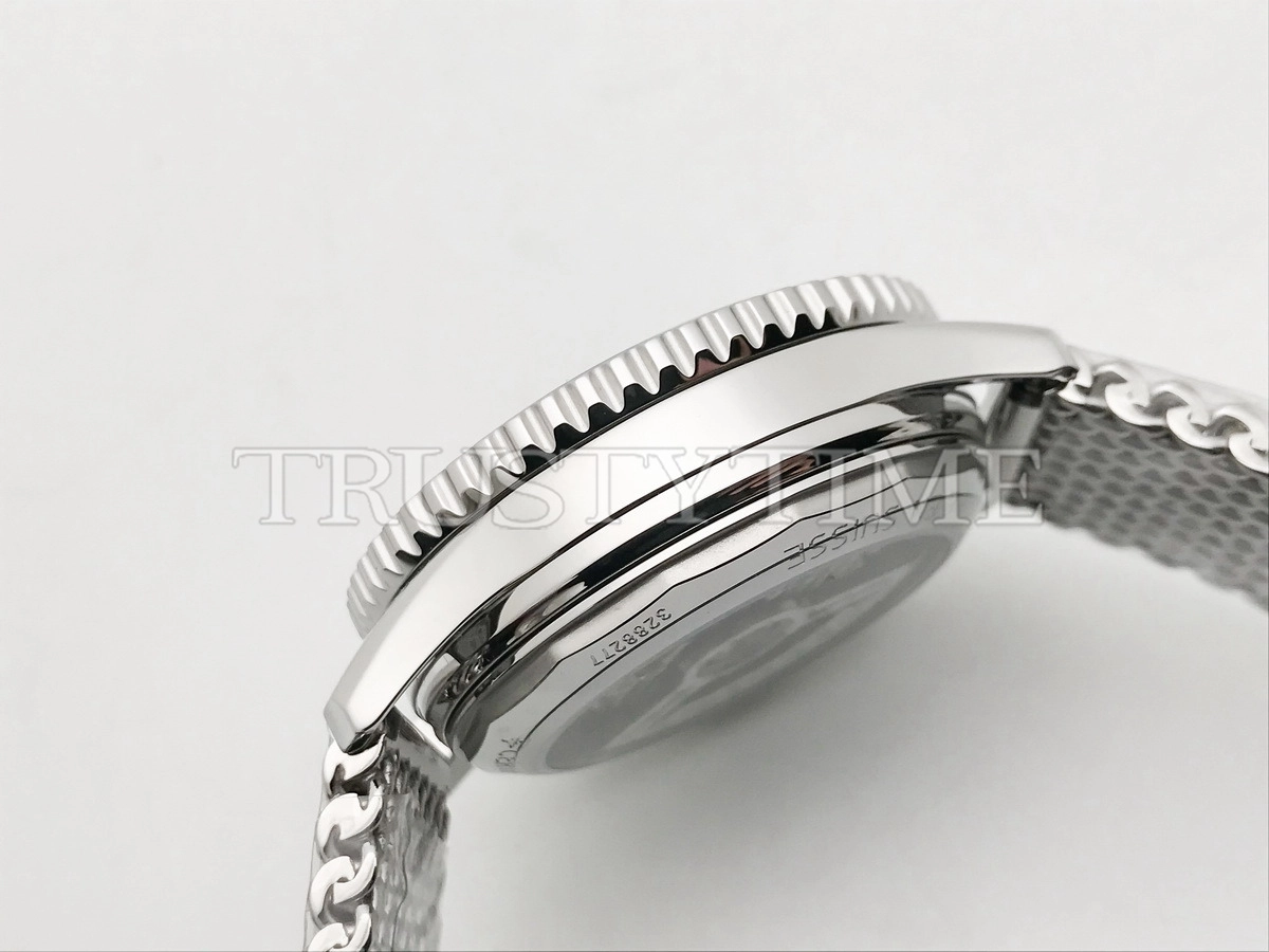 Копия часов Breitling Navitimer B01 Chronograph 46 AB0137241L1A1