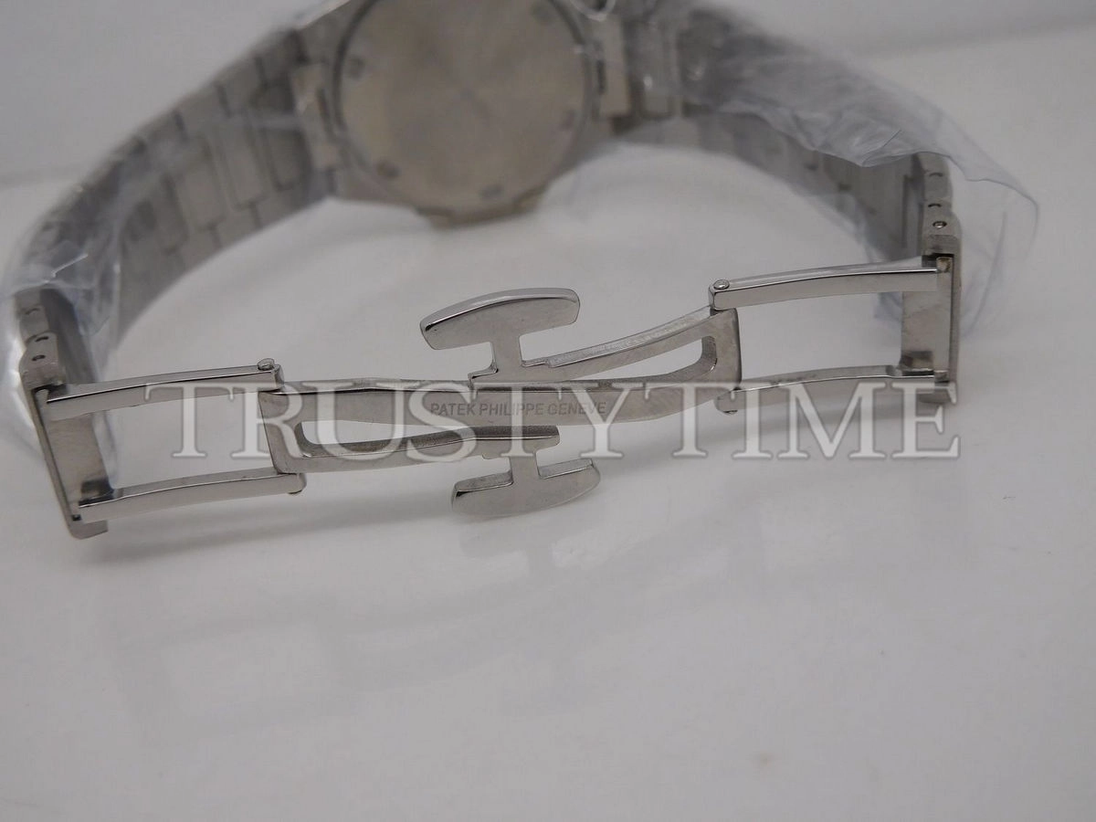 Копия часов Patek Philippe Nautilus Ladies 32mm 7011/1G-010