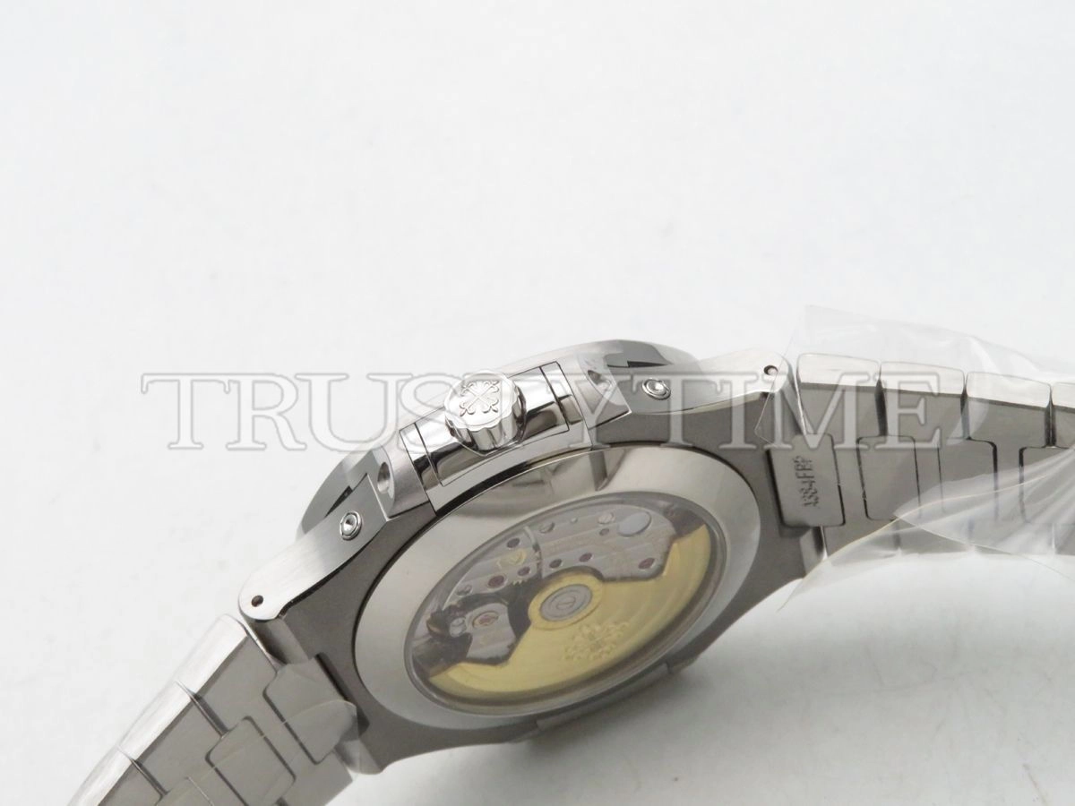 Копия часов Patek Philippe Nautilus Annual Calendar 40,5mm 5726/1A-014
