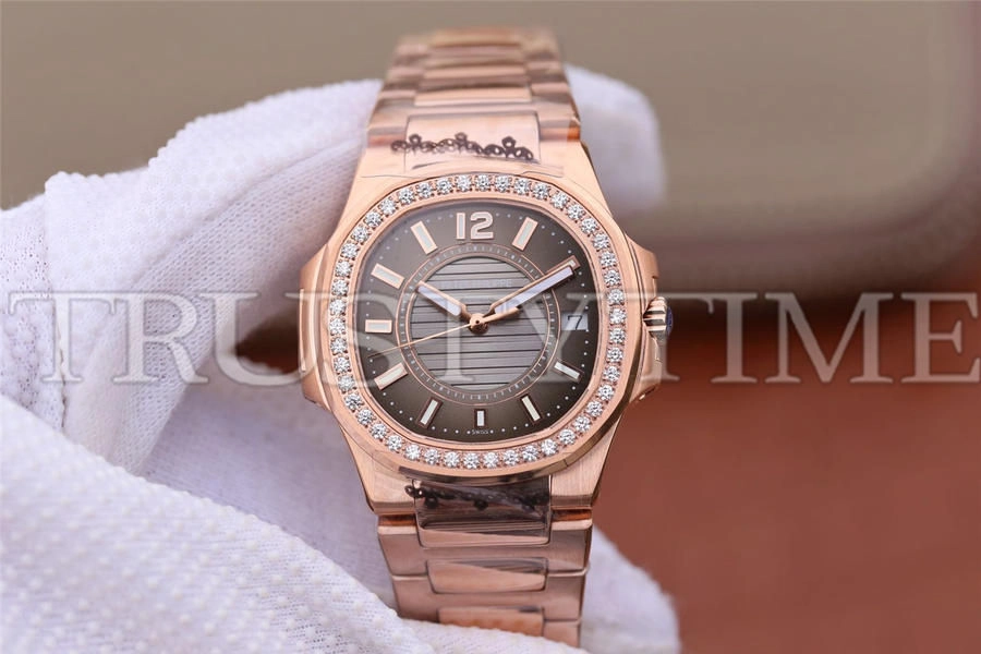 Копия часов Patek Philippe Nautilus Ladies 32mm 7010/1R-010