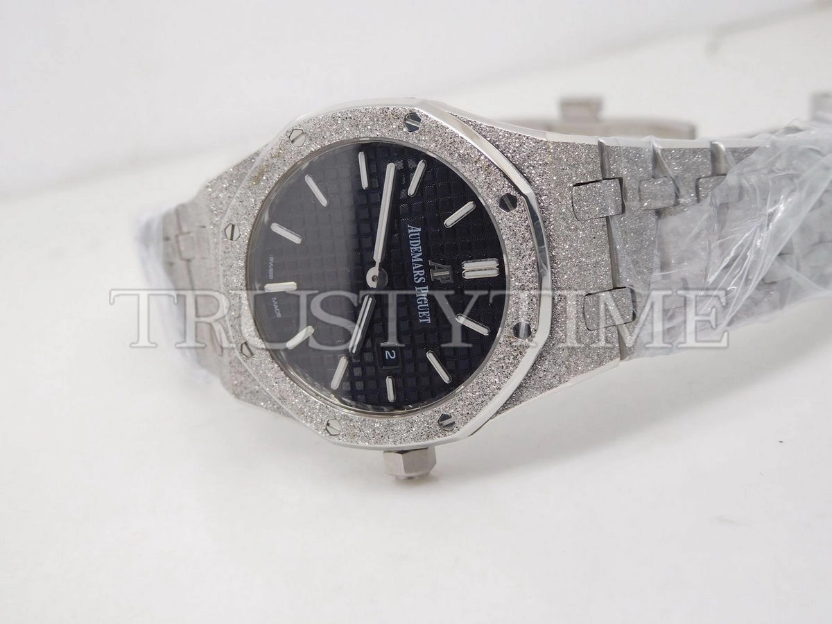 Копия часов Audemars Piguet Royal Oak Frosted 33mm 67653BC.GG.1263BC.02