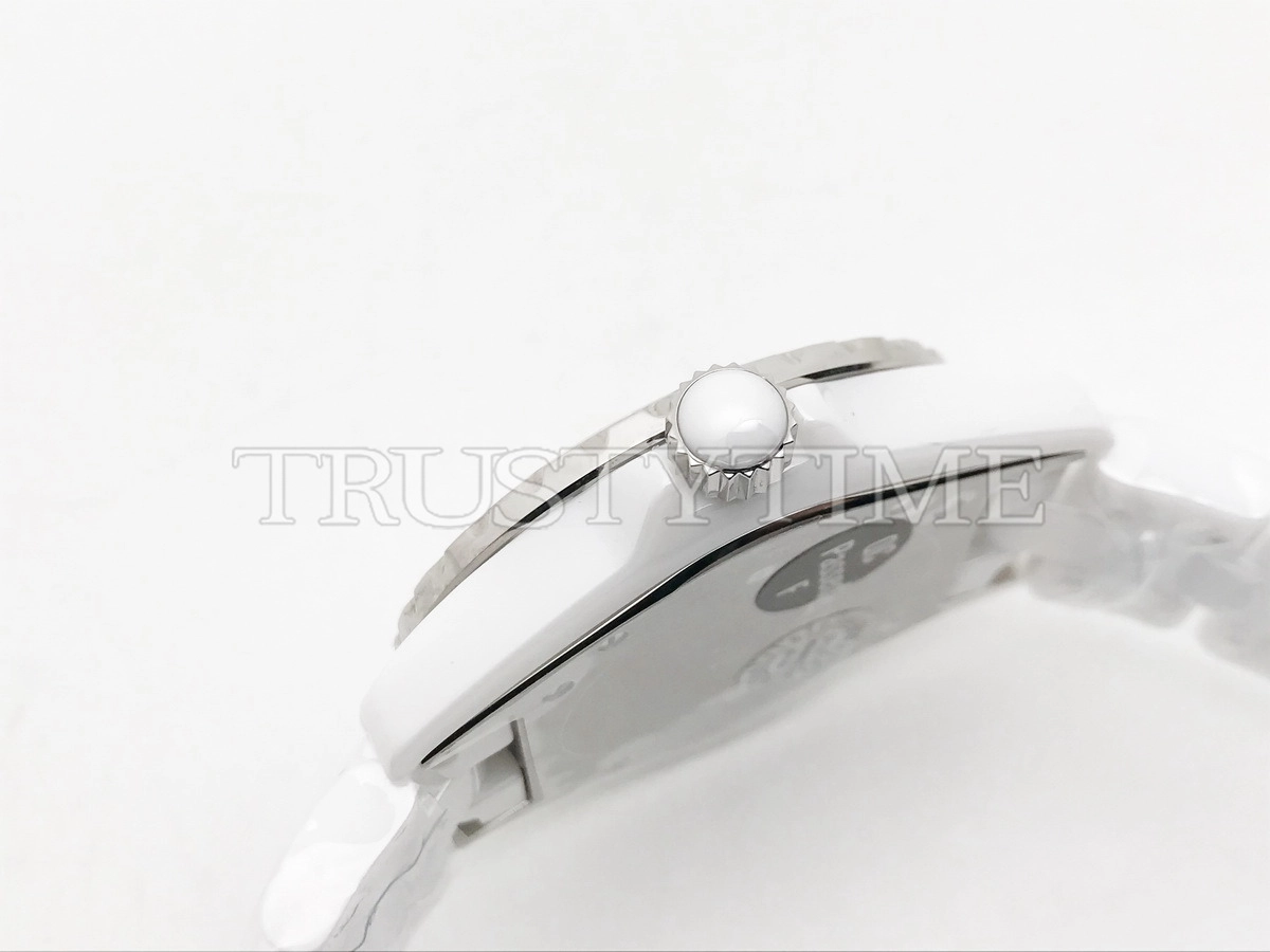 Копия часов Chanel J-12 White Mother-Of-Pearl And Diamond Dial 38 H2423