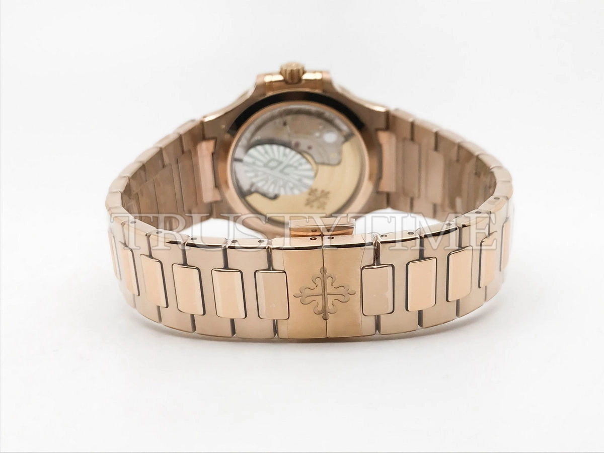Копия часов Patek Philippe Nautilus Ladies 35mm 7118/1R-010
