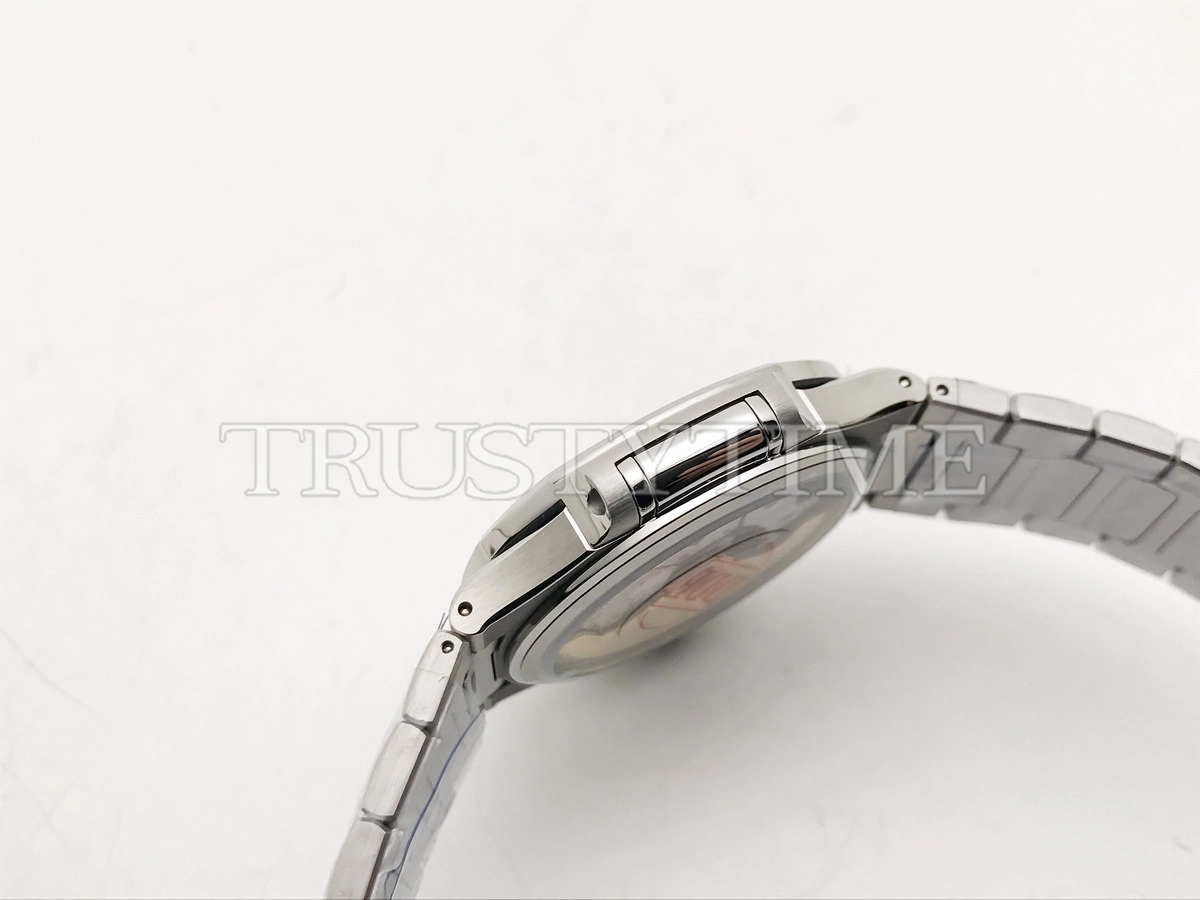 Копия часов Patek Philippe Nautilus Ladies 35mm 7118/1200A-011