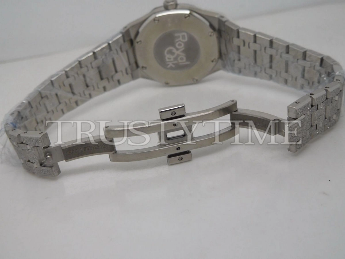 Копия часов Audemars Piguet Royal Oak Frosted 33mm 67653BC.GG.1263BC.01