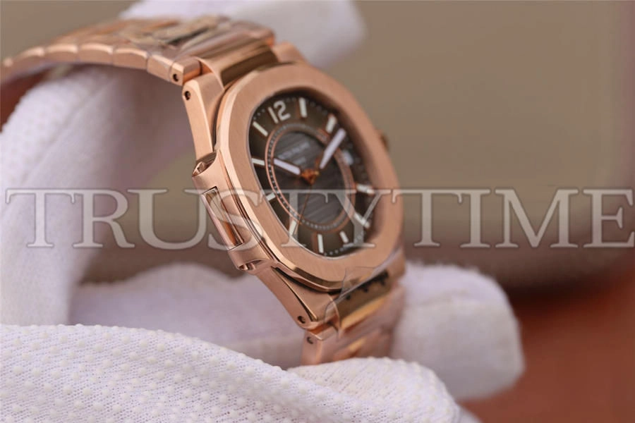 Копия часов Patek Philippe Nautilus Ladies 32mm 7011/1R-010