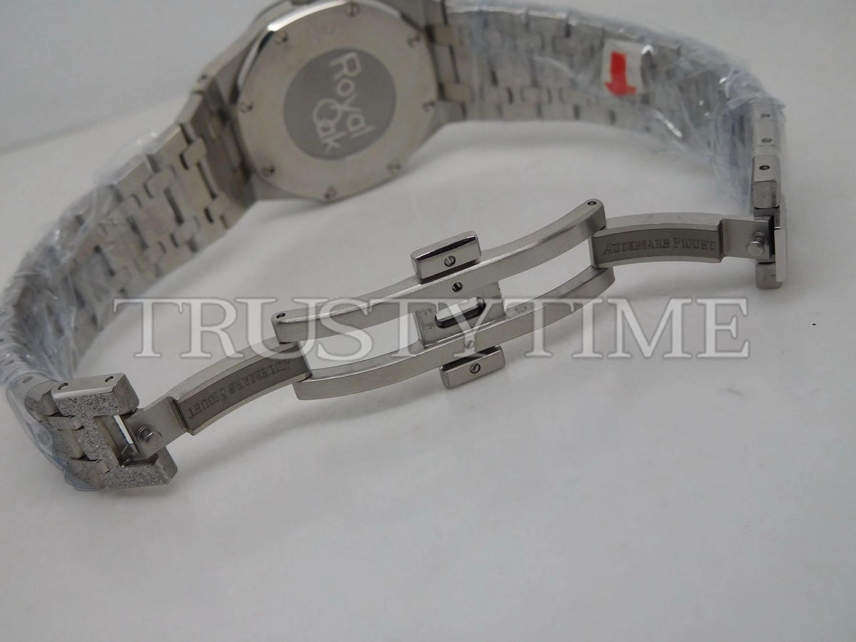 Копия часов Audemars Piguet Royal Oak Frosted 33mm 67653BC.GG.1263BC.02