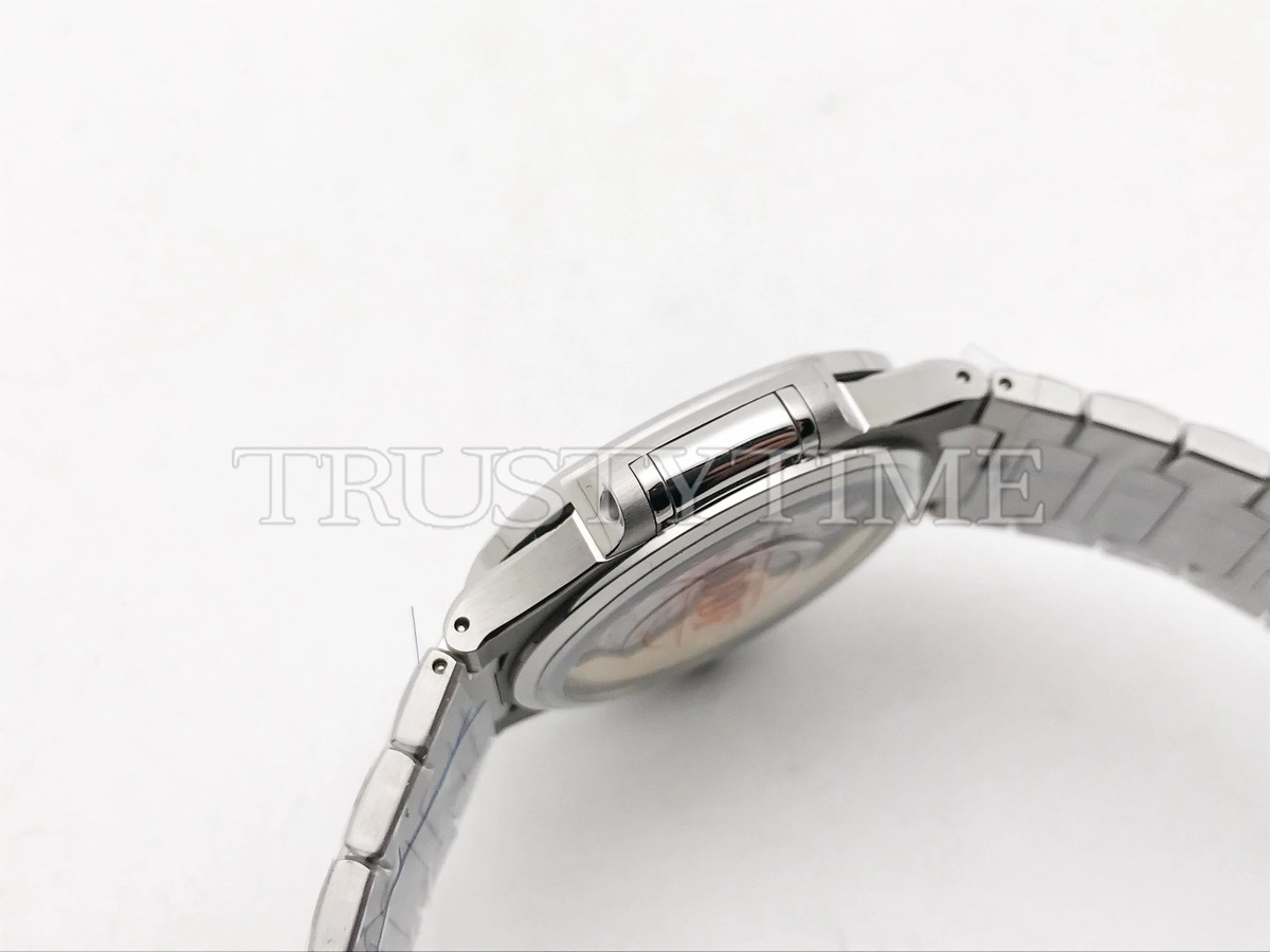 Копия часов Patek Philippe Nautilus Ladies 35mm 7118/1A-001