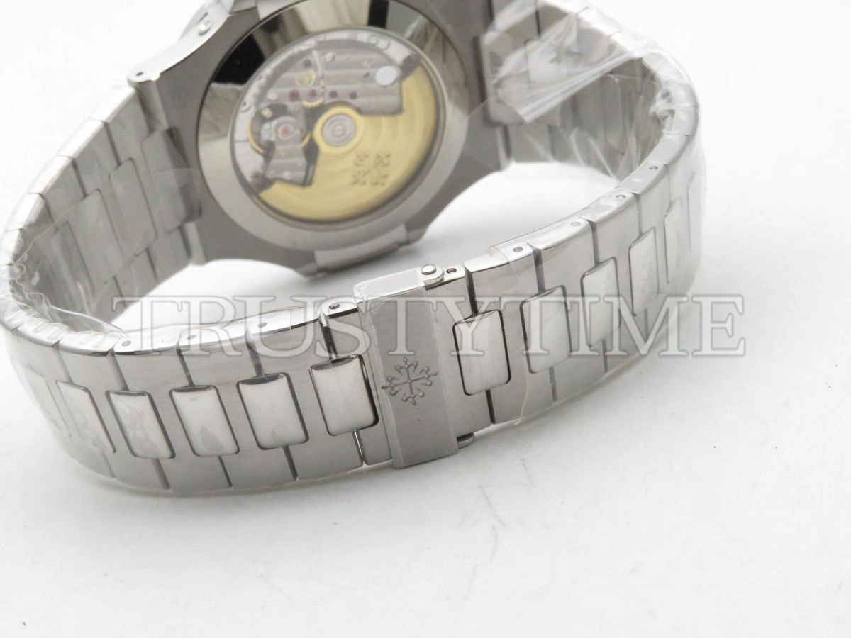 Копия часов Patek Philippe Nautilus Annual Calendar 40,5mm 5726/1A-014