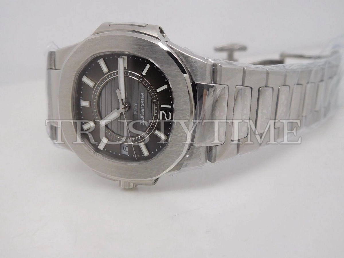 Копия часов Patek Philippe Nautilus Ladies 32mm 7011/1G-010