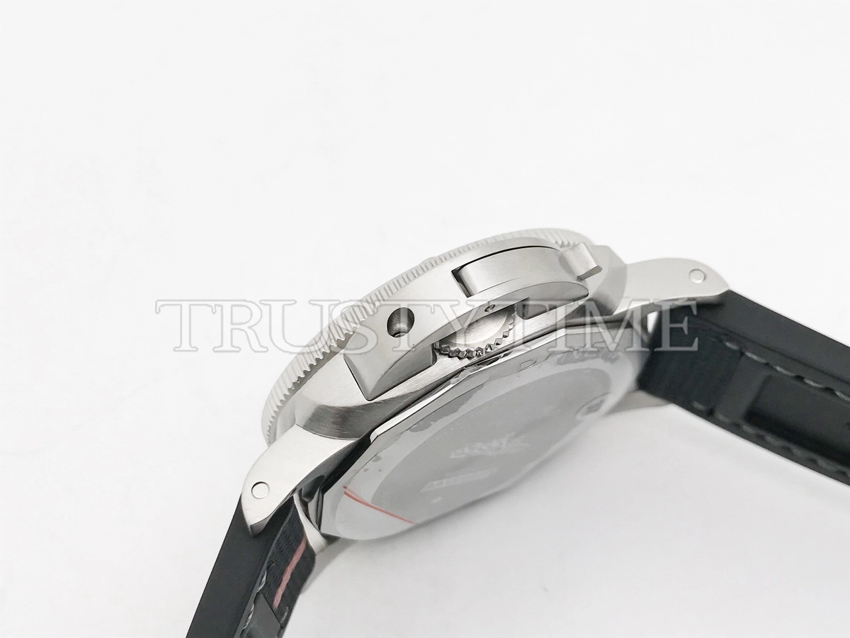 Копия часов Panerai Submersible Luna Rossa 42mm PAM01579