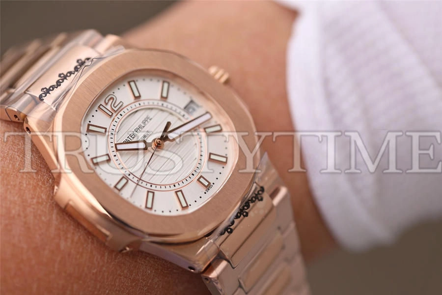 Копия часов Patek Philippe Nautilus Ladies 32mm 7011/1R-001