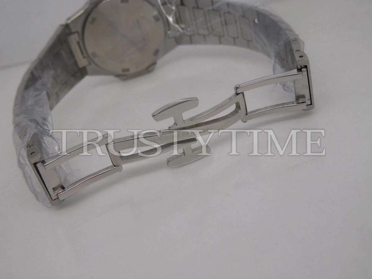 Копия часов Patek Philippe Nautilus Ladies 32mm 7010/1G-001