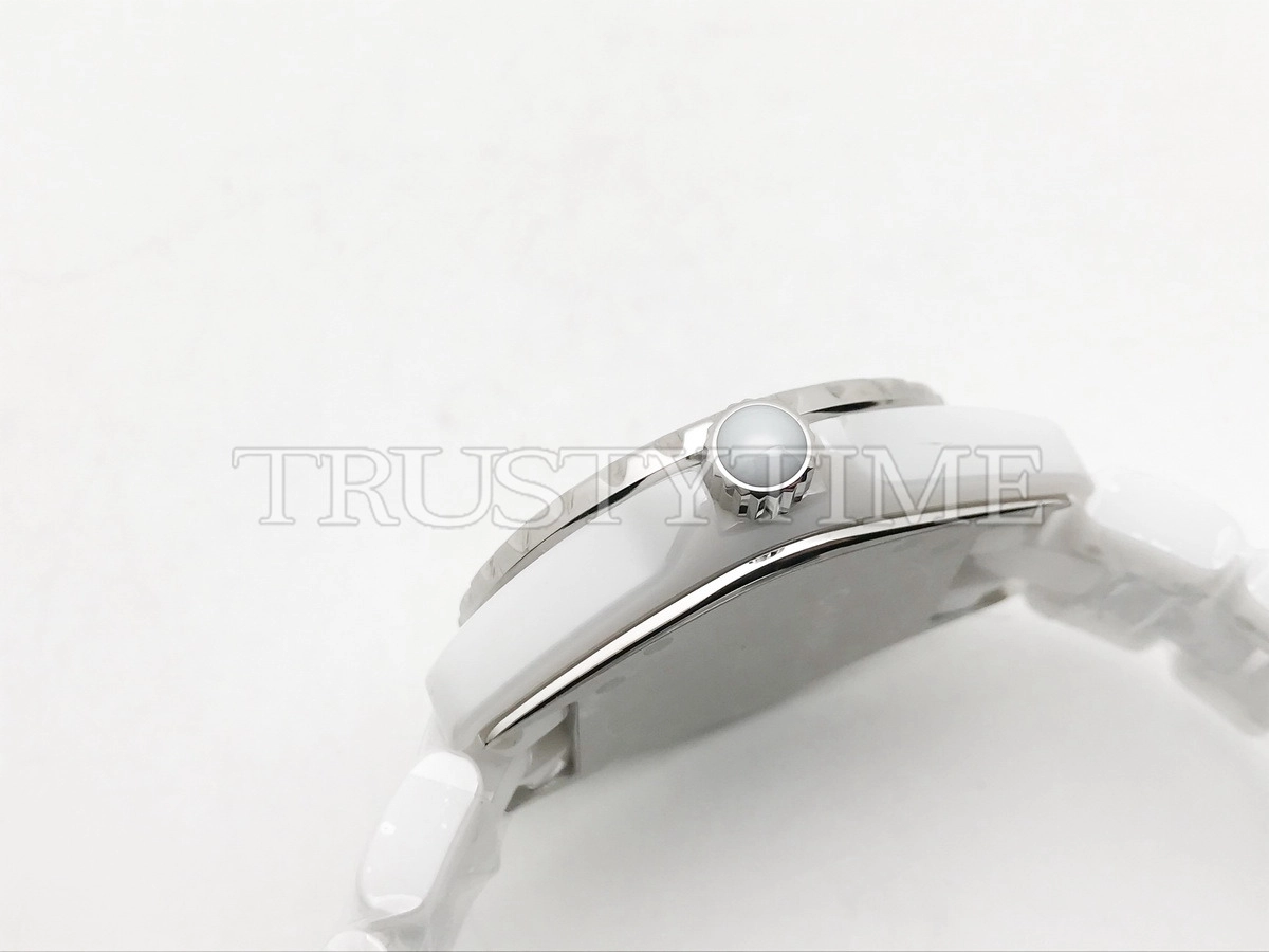 Копия часов Chanel J-12 Mother-Of-Pearl And Diamond Dial 33 H2422