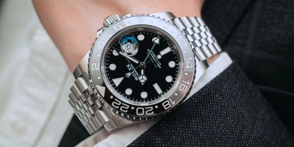 Заводская реплика Rolex GMT-Master II 126710GRNR с черно-серым керамическим безелем
