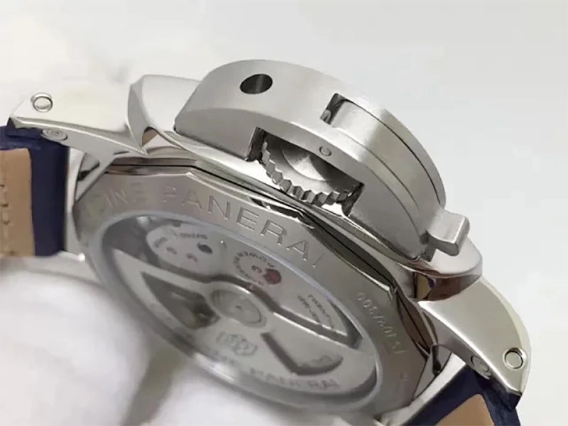 Реплика часов Panerai Luminor GMT PAM688